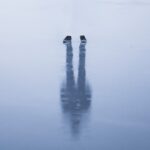 Cisza, której nikt nie uczy — o sztuce bycia samemu bez poczucia winy