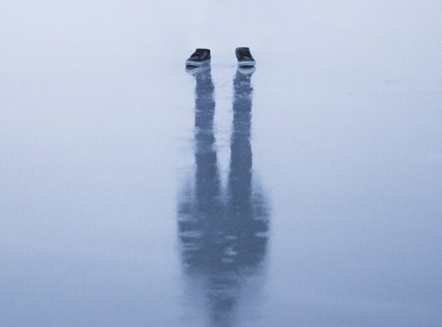 Cisza, której nikt nie uczy — o sztuce bycia samemu bez poczucia winy