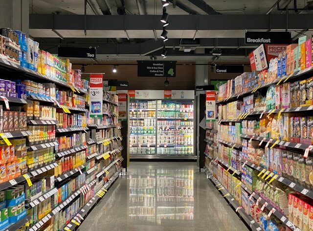 Efekt supermarketu: dlaczego trudniej nam się zdecydować, gdy mamy zbyt wiele opcji?