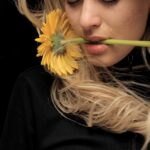 Minimalizm emocjonalny – jak mniej czuć i więcej rozumieć