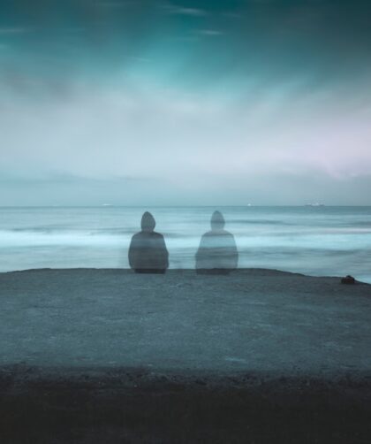 Dlaczego coraz częściej wybieramy samotność? Psychologia współczesnego odosobnienia