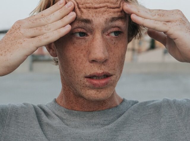 Irytacja codzienności: dlaczego drobiazgi wywołują w nas silniejsze emocje niż poważne problemy?